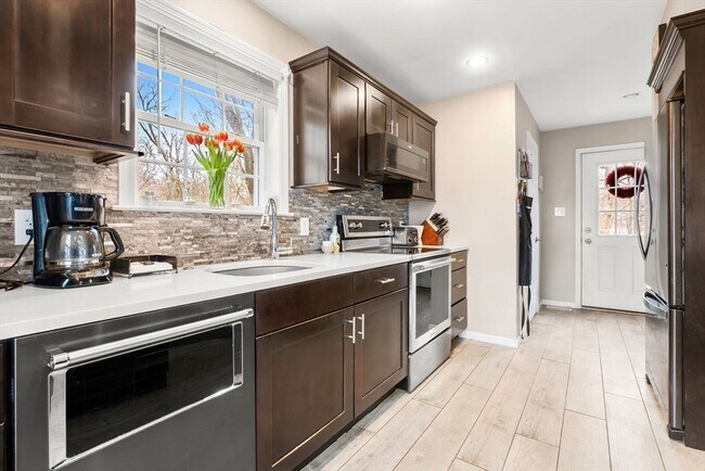 Building Photo - 98 Poplar St