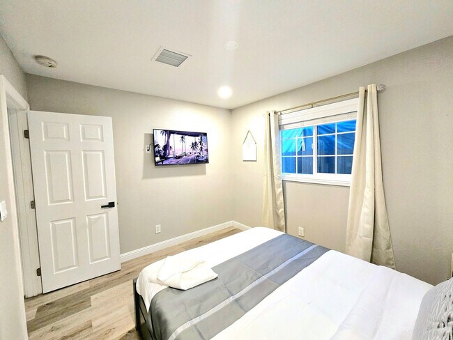 Building Photo - 451 E Lincoln Ave