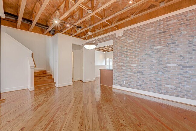 Building Photo - 915 Knox St