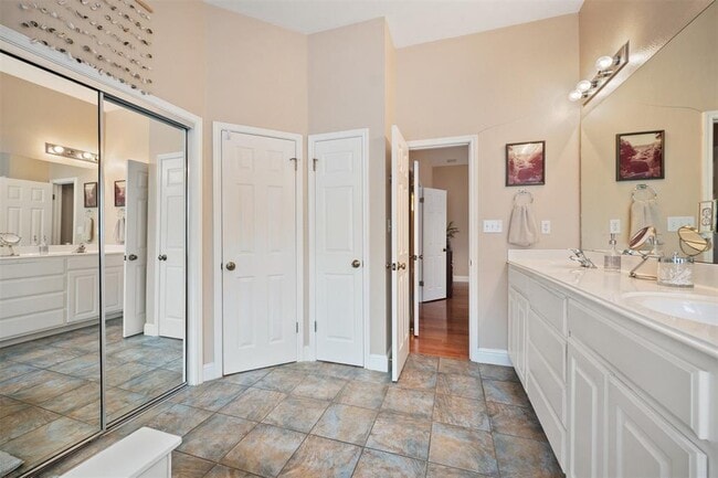 Building Photo - 1215 Boerne Dr