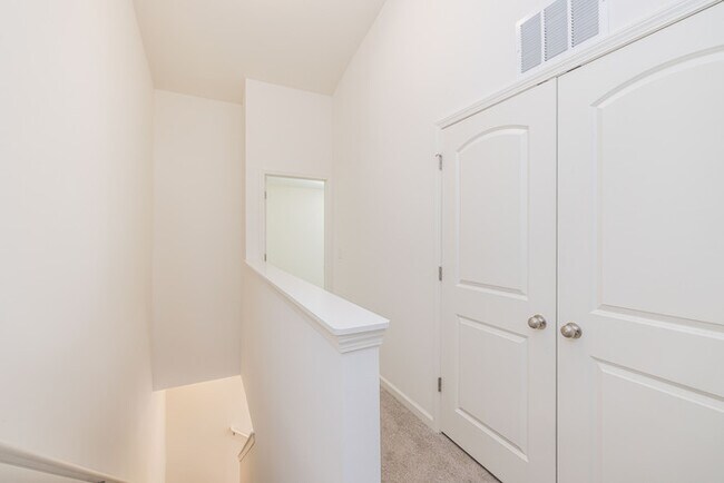 Building Photo - Cover front porch, two bedroom 2 1/2 bath townhome