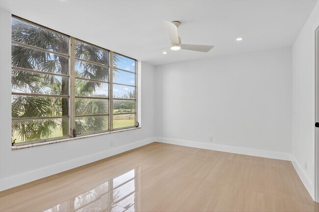 Building Photo - 2651 S Palm Aire Dr