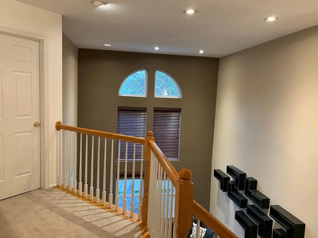 Building Photo - 304 Harvest Ln