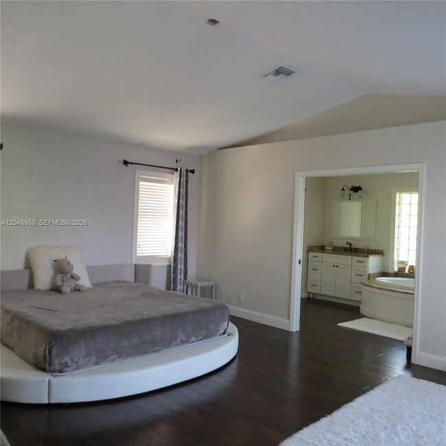 Building Photo - 542 N Cypress Dr