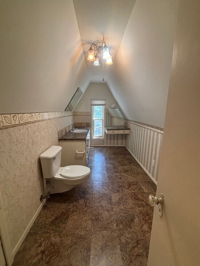 Building Photo - 3 Bedroom, 3 Bathroom Home Available  2-Car Garage & Spacious Living Near WSU.