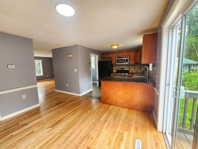 Building Photo - 67 Burgundy Dr