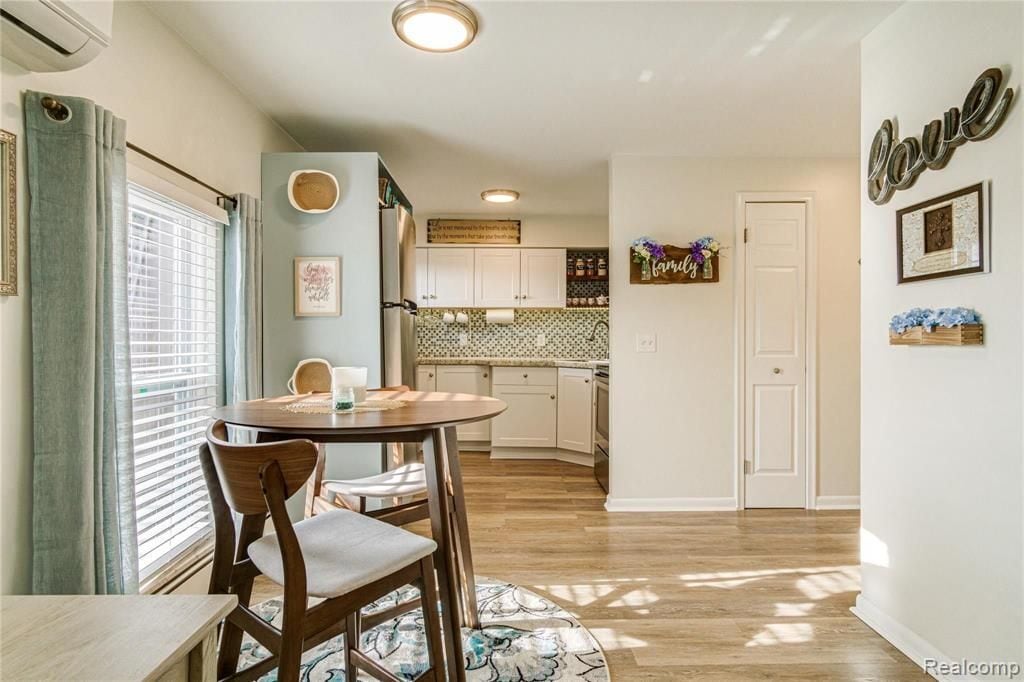 Building Photo - 7187 Silver Lake Rd