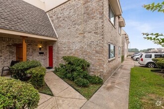 Building Photo - 208 Village N Dr