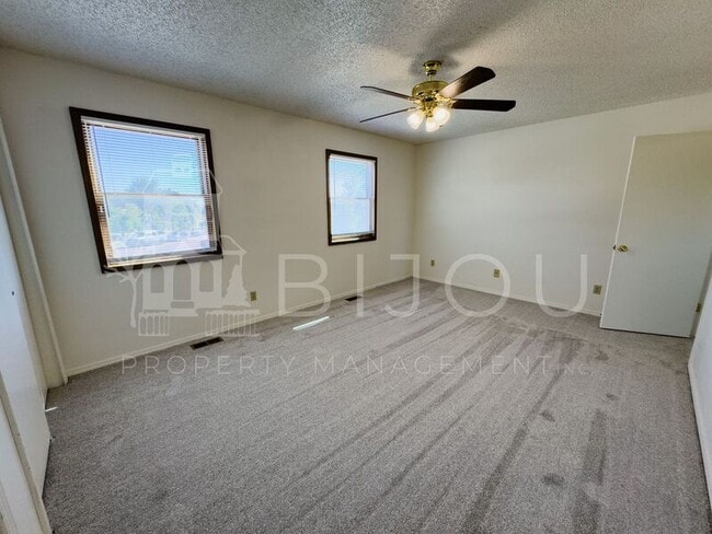 Building Photo - 6470 Chantilly Pl