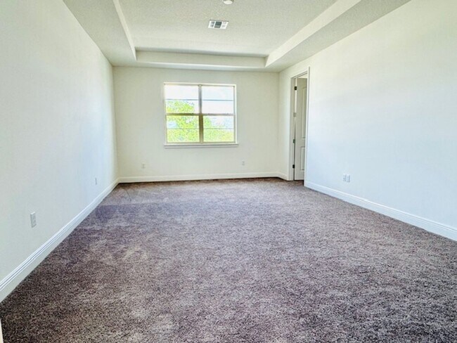 Building Photo - Home For Rent In Saint Cloud with 5 Bedroom/3 Baths