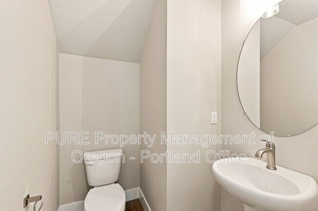 Building Photo - 582 NE Alderwood Dr