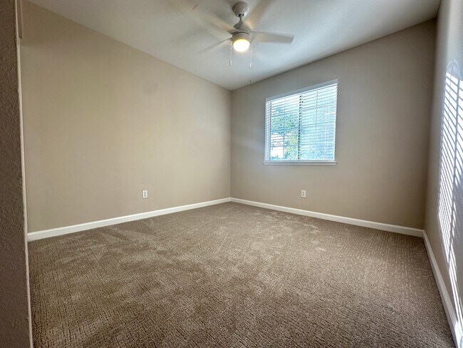 Building Photo - Spacious 4 Bedroom Corner Lot in Brentwood!