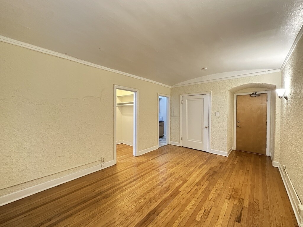 Building Photo - 562 W Arlington Pl