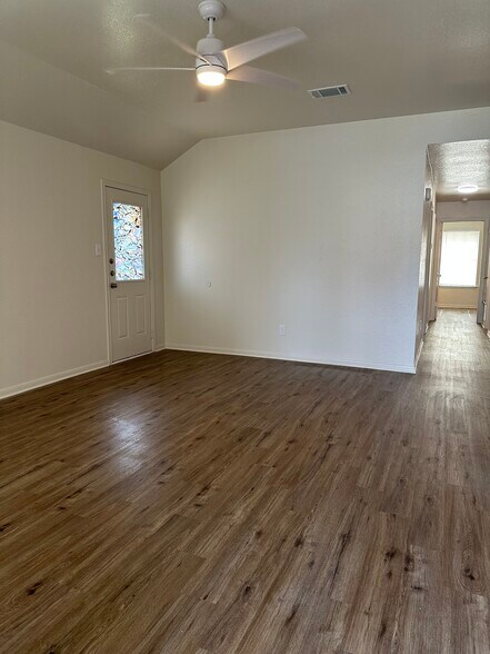 Building Photo - 401 Topeka Ct