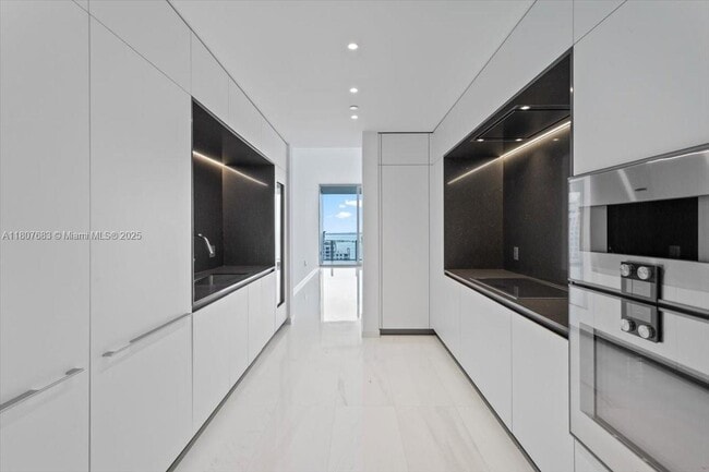 Building Photo - 300 Biscayne Blvd Way