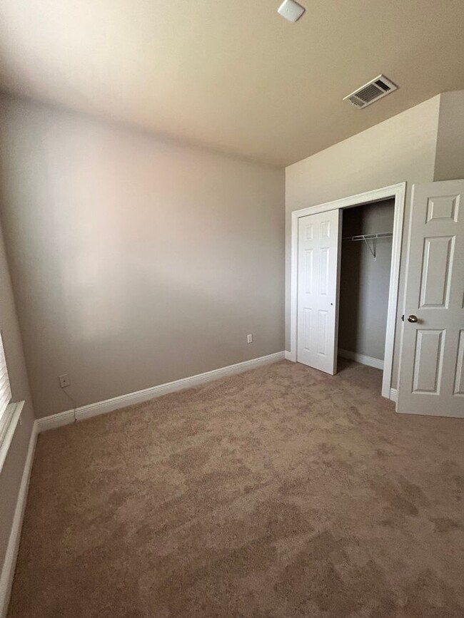 Building Photo - 5206 Lone Pine Ln