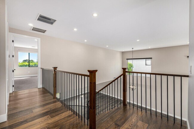 Building Photo - 3821 E Devonshire Ave