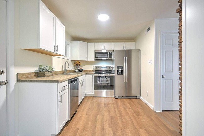 Building Photo - Renovated 3–4 Bedroom Home for Rent | 2,700+ Sq Ft | Bristol TN