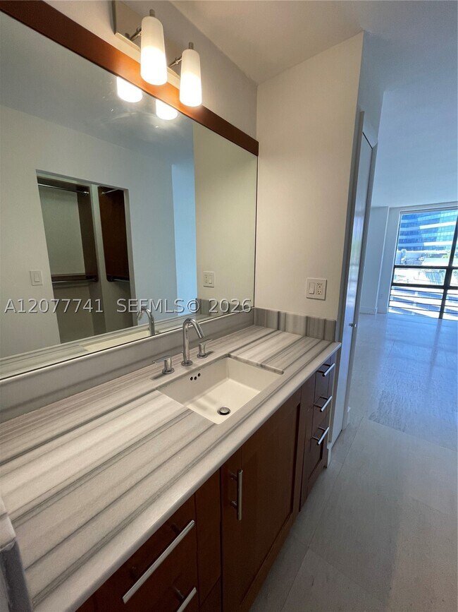 Building Photo - 1450 Brickell Bay Dr