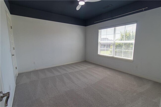 Building Photo - 4200 SW Hollyhock St