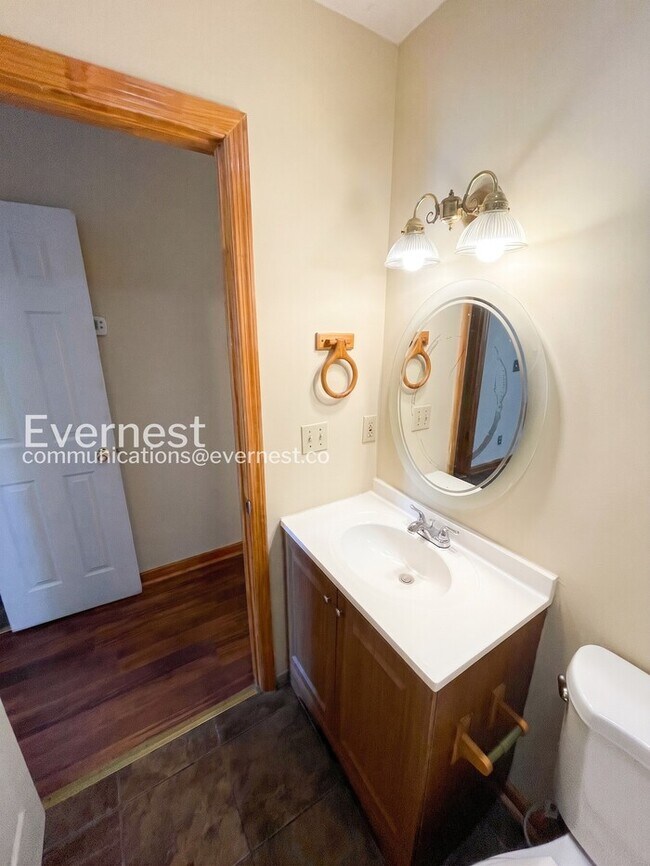Building Photo - 3-Bed/2-Bath Townhome in Salemtown/Available Now!