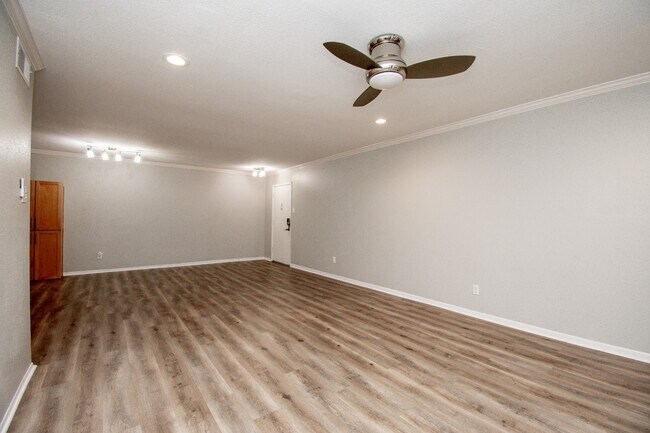 Building Photo - 7575 Katy Fwy