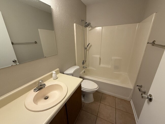 Building Photo - 2 Bedroom 1 Bath Duplex in Pace, FL!