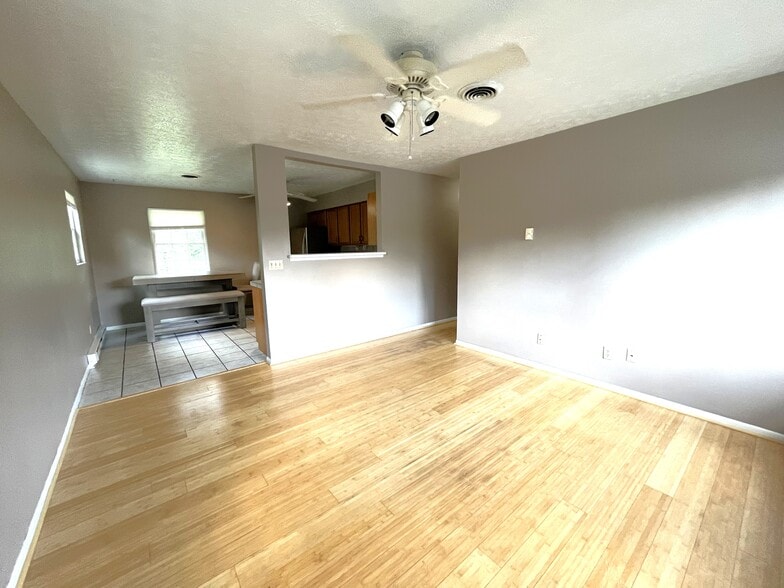 Building Photo - 1016 Arrowhead Dr