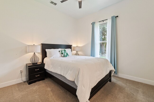 Building Photo - Beautiful 3/3 Pool Home in Gated Community W/ Lake Access