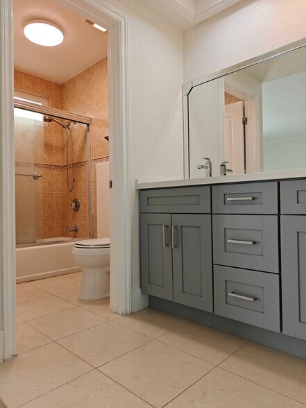 Building Photo - 15192 Tungwood St