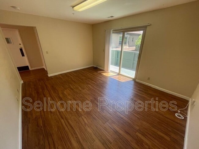 Building Photo - 524 41st St