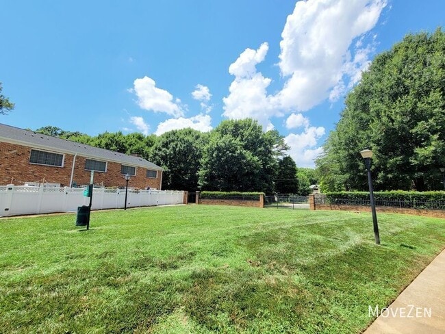 Building Photo - 1336 Green Oaks Ln