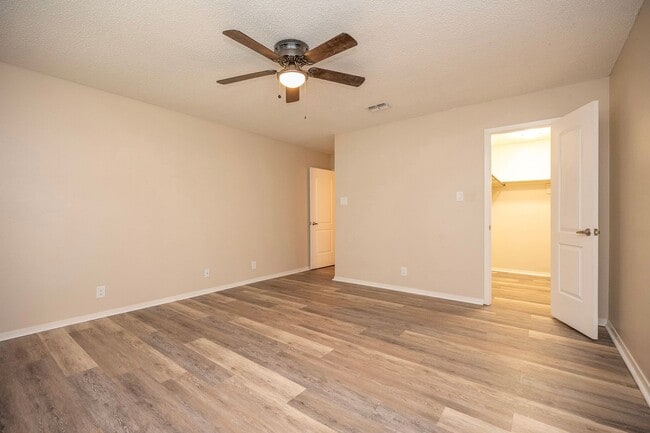 Building Photo - Updated 3-Bedroom Townhome with First-Floor Primary Suite
