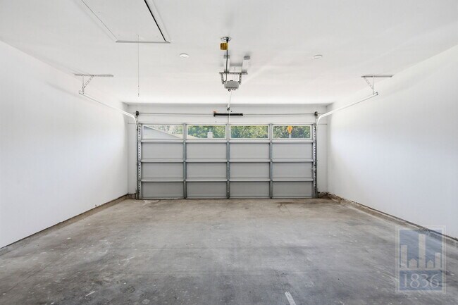 Building Photo - 3610 Alexandria Dr