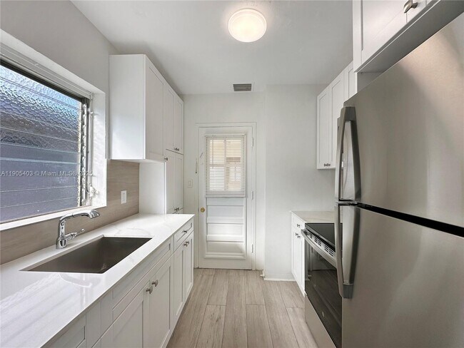 Building Photo - 1920 Biarritz Dr