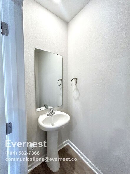 Building Photo - 2160 Willow Gln Dr