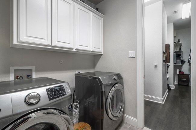 Building Photo - 1104 Steele Ln