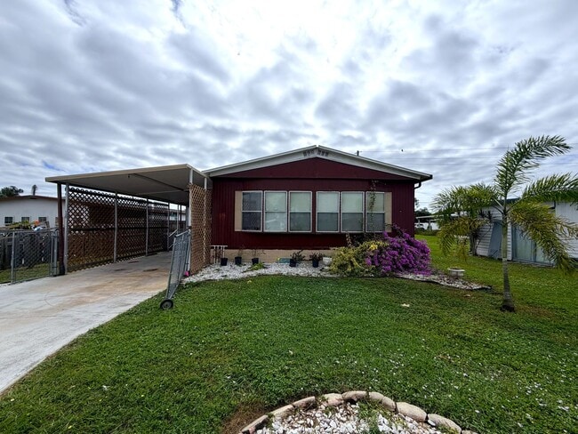 Building Photo - OVERSIZED 2/2 IN QUIET NEIGHBORHOOD!