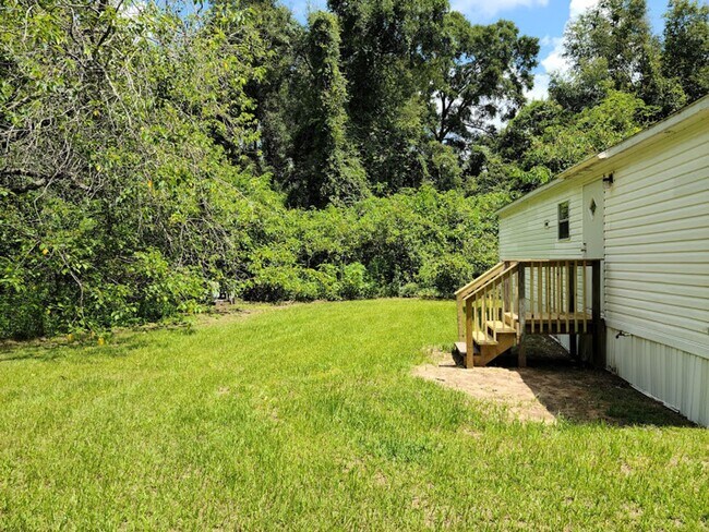 Building Photo - Updated 3 bed 2 bath