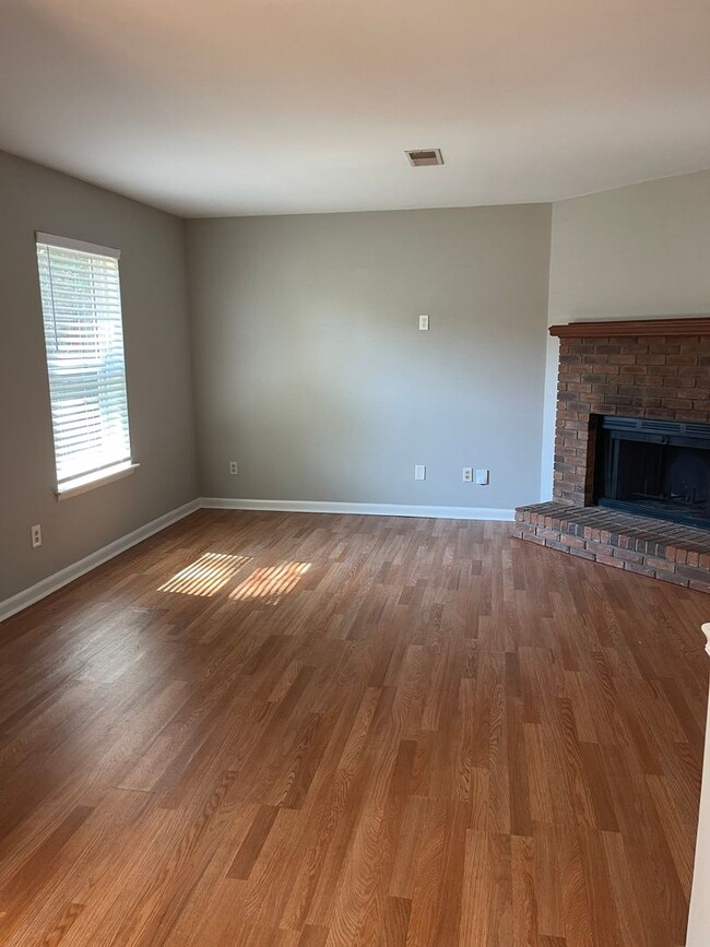 Building Photo - 3 bedroom 2 bath Hermitage duplex
