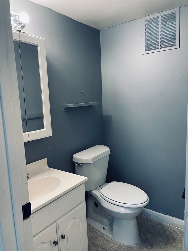 1/2 bathroom - 4836 Atlantic Blvd