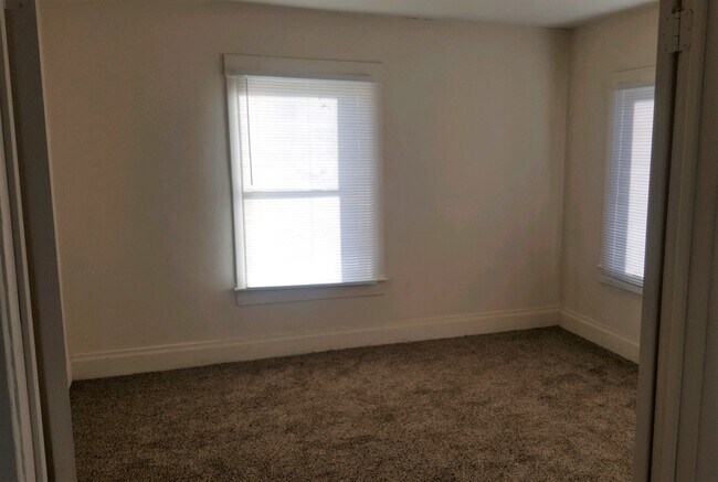 Building Photo - 2 Bedroom/1 Bathroom Near Hays Park