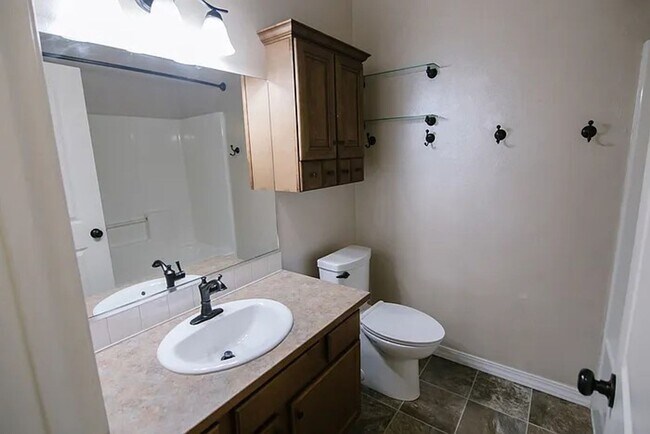 Building Photo - Charming 3-Bedroom Single-Level Home on Sp...