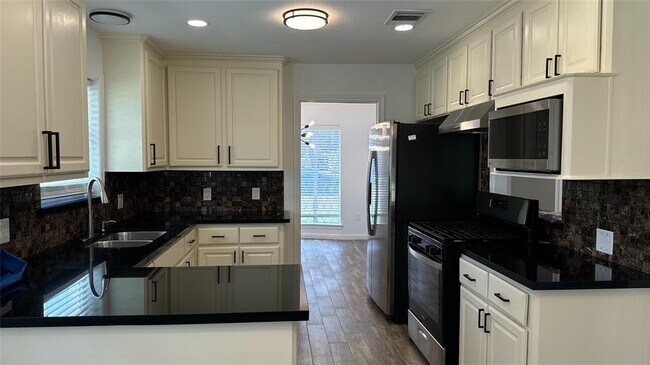 Building Photo - 136 Cherry Tree Ln