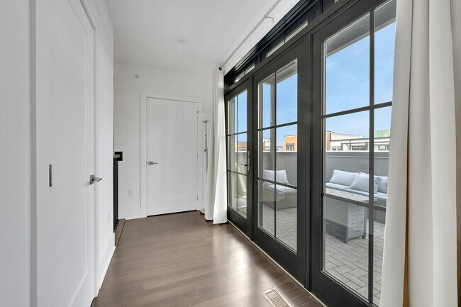 Building Photo - 102 Legend Dr