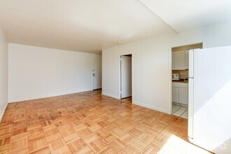 Building Photo - Spacious & Bright Studio at River Place West