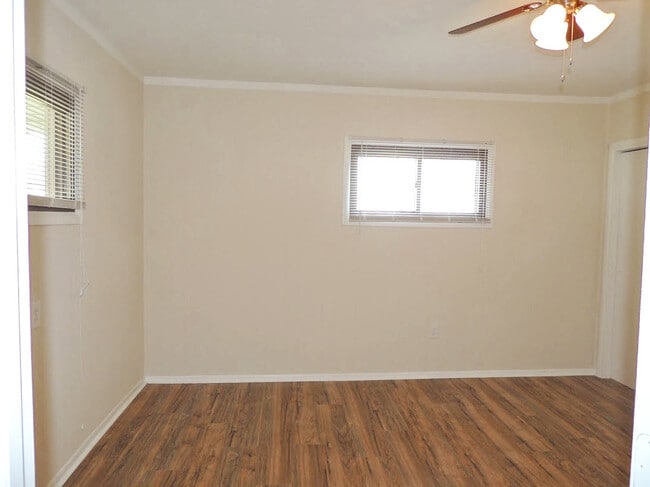 Building Photo - 3 Bed - 1 Bath Ranch for Rent in Bedford |...