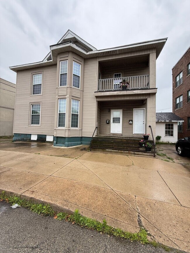 Building Photo - 321 W Charles St