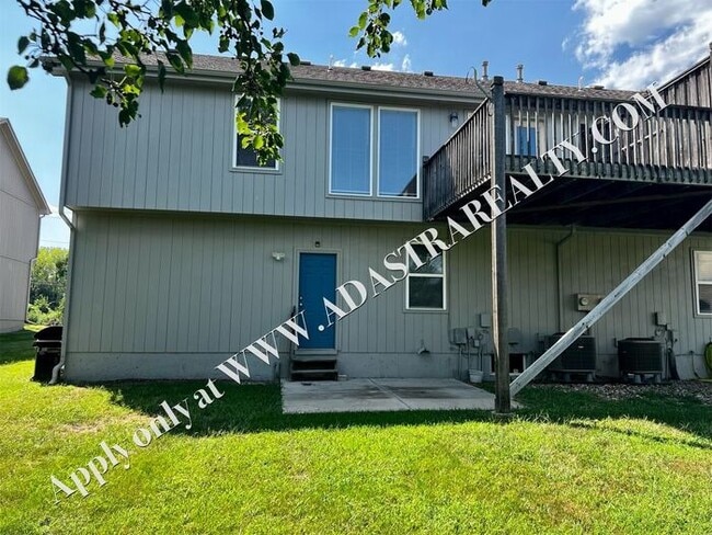 Building Photo - Spacious Shawnee Townhome 3 Bed/3 Bath-Ava...