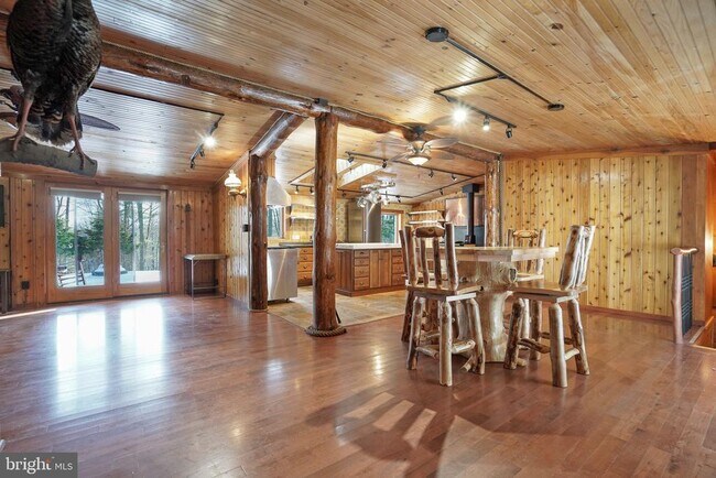 Building Photo - 371 Green Tree Dr